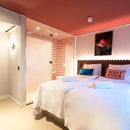 Rembrandt Square - Just Renovated ホテル 3*