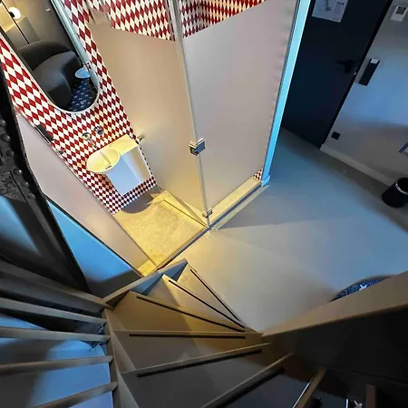 Rembrandt Square - Just Renovated 3*