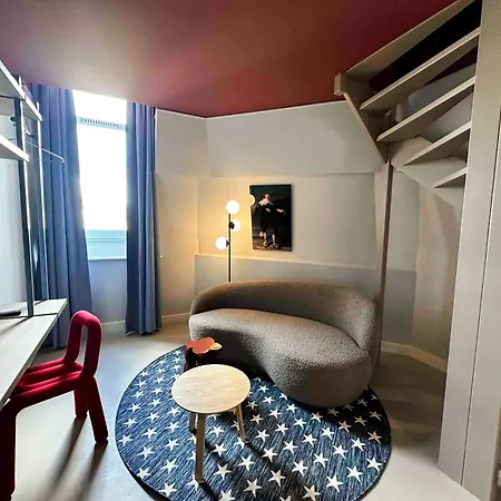 Rembrandt Square - Just Renovated 호텔 3*