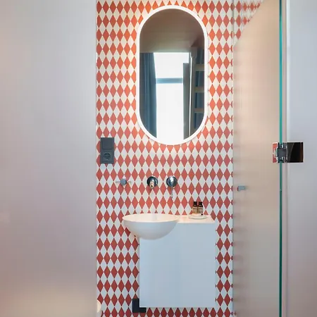 Rembrandt Square - Just Renovated 3*