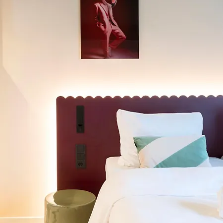 Rembrandt Square - Just Renovated Отель 3*