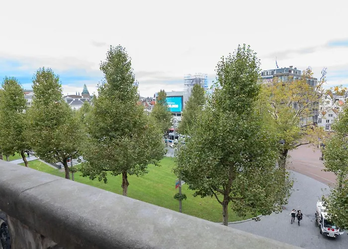 Rembrandt Square - Just Renovated 3*